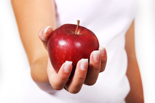 štíhlá žena držící jablko
