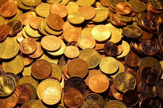 hromada zlatých euro centů