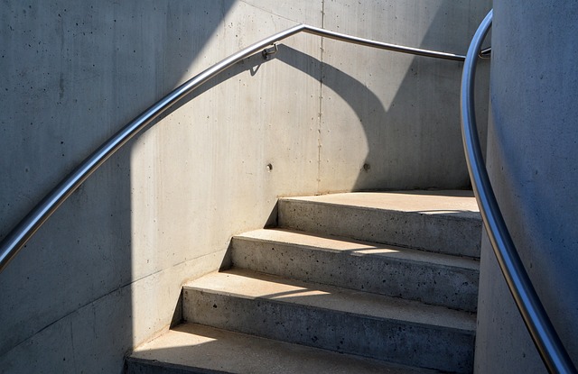 betonové schodiště s nerezovým zábradlím